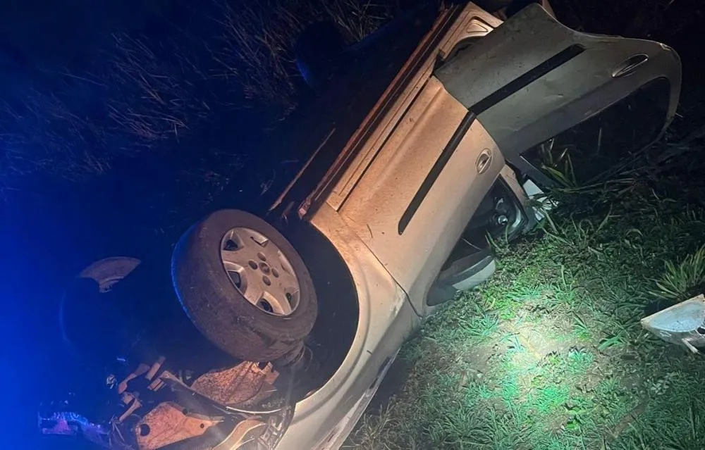 Homem morre e mulher fica ferida em acidente com capotamento na BR-163