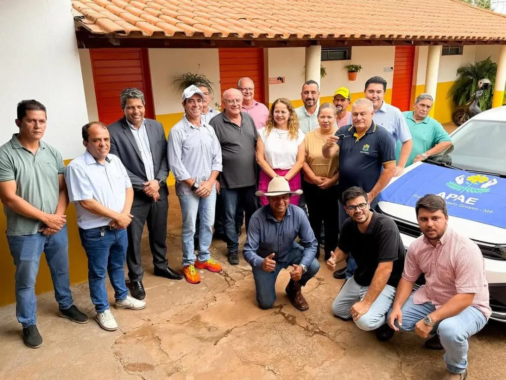 Prefeito Réus Fornari e vereadores participam da entrega de veículo destinado à Secretaria Municipal de Assistência Social