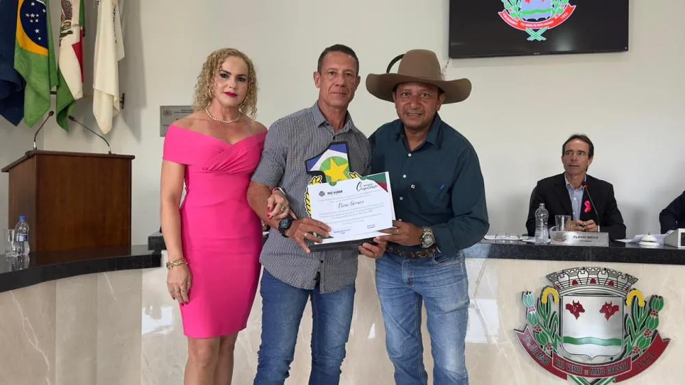 Piloto rio-verdense Elizeu Ferreira recebe Moção de Congratulação da Câmara Municipal