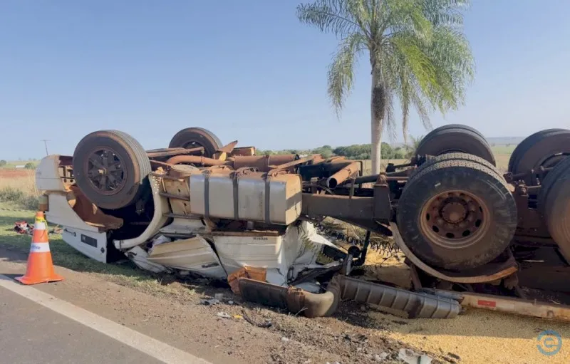 Carreta sai da pista, tomba e motorista morre preso às ferragens na BR-163