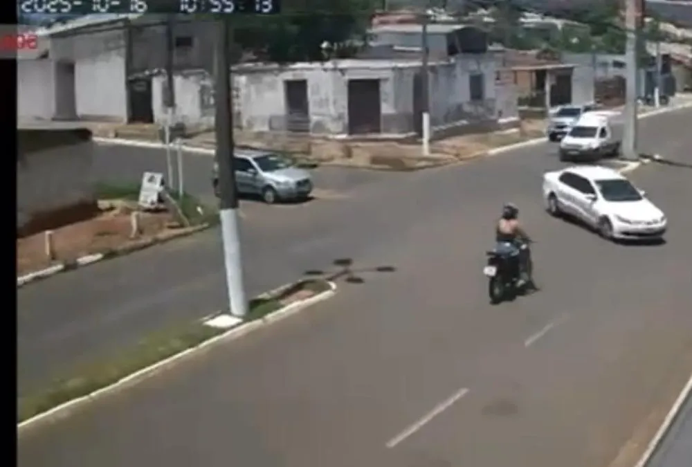 Colisão na Avenida Barão do Rio Branco deixa motociclista ferido e mobiliza equipes de emergência