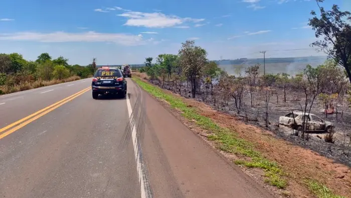 Carro com placas de São Gabriel do Oeste que transportava cocaína ficou totalmente destruído pelo fogo na BR-163