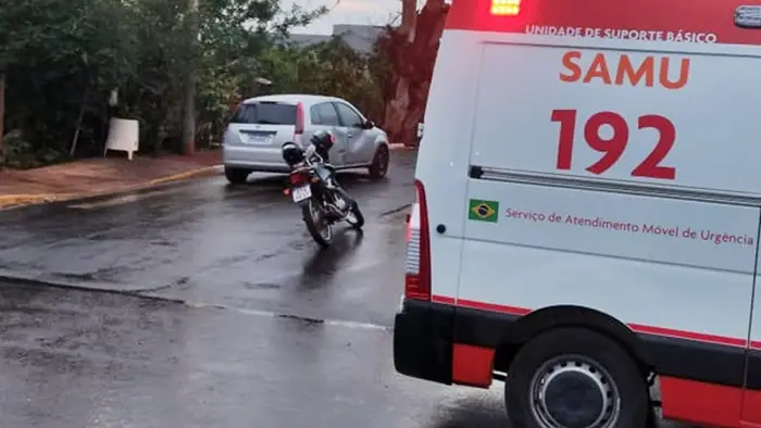 São Gabriel do Oeste: Motociclista e passageira ficam feridos após avançar preferencial e colidir em carro