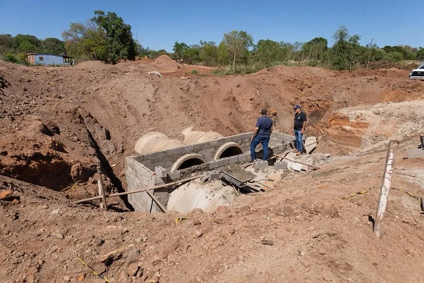 Obra aguardada há décadas avança no Jardim Semiramis com construção de dissipador pluvial