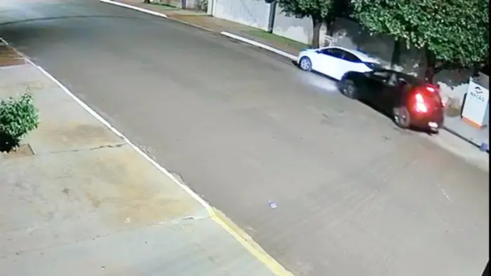 Vídeo: Motorista foge após bater em carro estacionado durante a madrugada em São Gabriel do Oeste