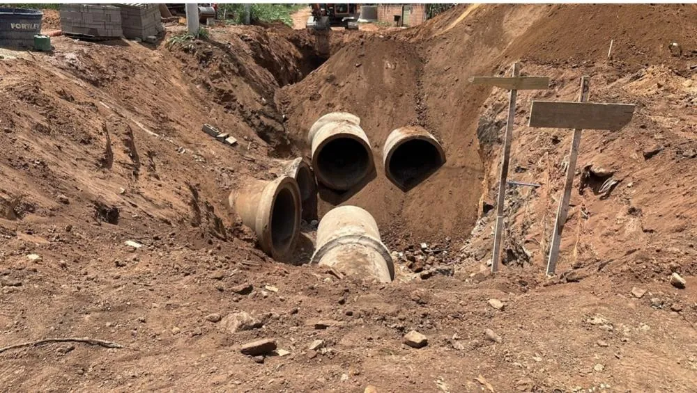 Prefeitura avança na construção do dissipador pluvial no Jardim Semiramis