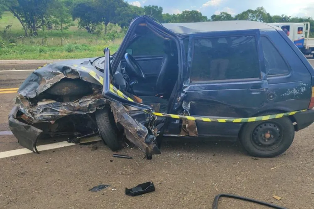 Fiorino invade contramão e provoca acidente na BR-359; carros ficaram destruídos 