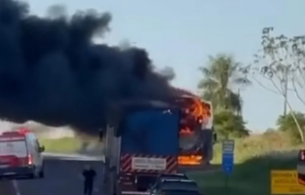 Ônibus de excursão religiosa pega fogo na BR-163; ninguém se fere