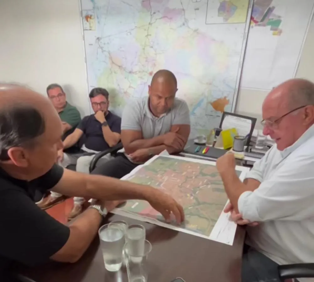 Prefeito Réus Fornari assina Ordem de Serviço para construção de Centro Poliesportivo
