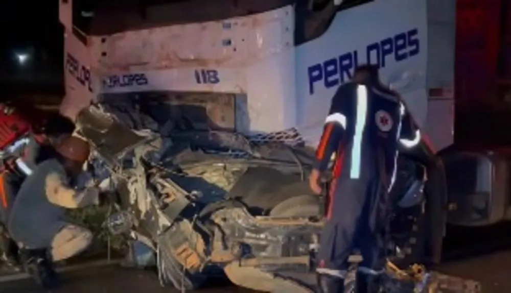 Carro se parte ao meio e homem morre após colisão com carreta na BR-262