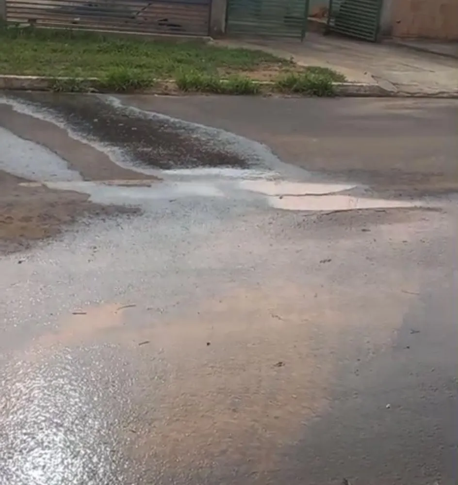 Sanesul atende solicitação e resolve vazamento de água na Rua Ipiranga, em Rio Verde