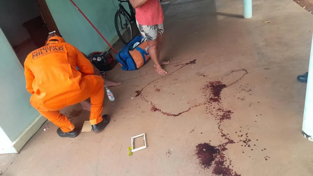 Adolescente agride pai com garrafas de vidro durante briga em Santa Rita do Pardo