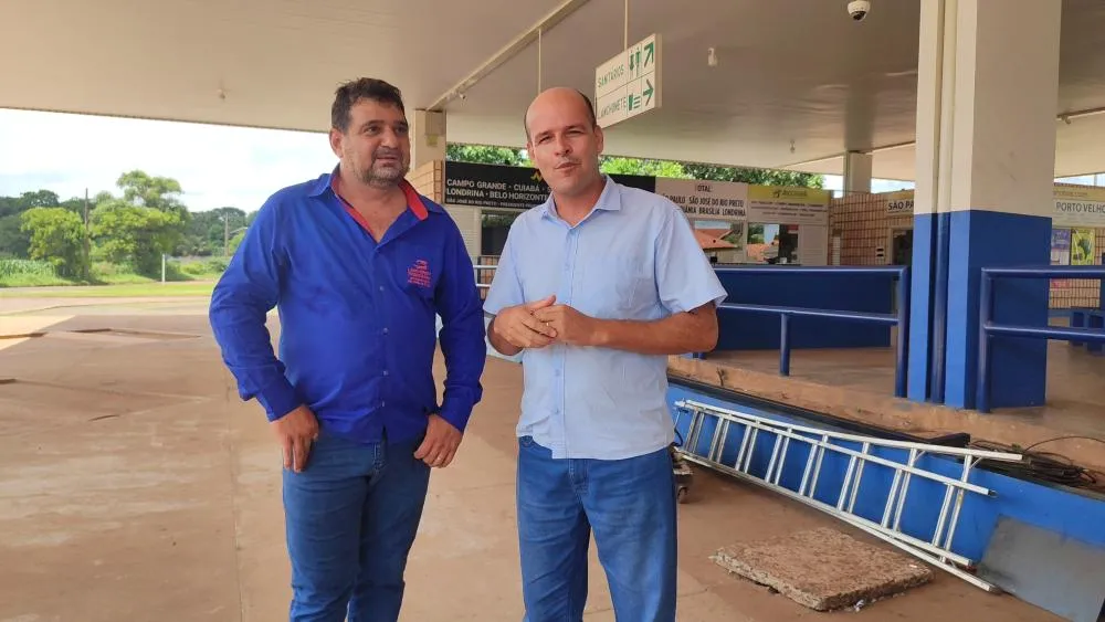 Vereador Amauri Olartechea Visita Início da Implantação de Painéis Informativos na Estação Rodoviária de Rio Verde