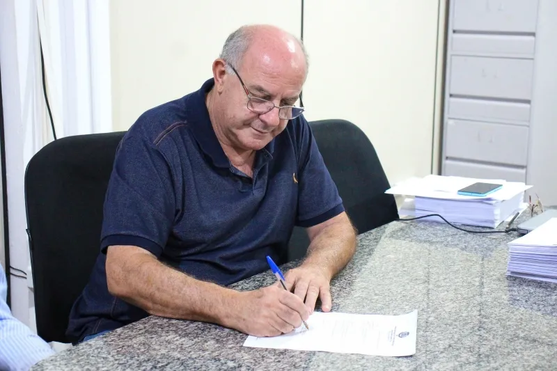 Prefeito Réus Fornari Assina Ordem de Serviço para Construção de UBS no Bairro Jardim Semiramis