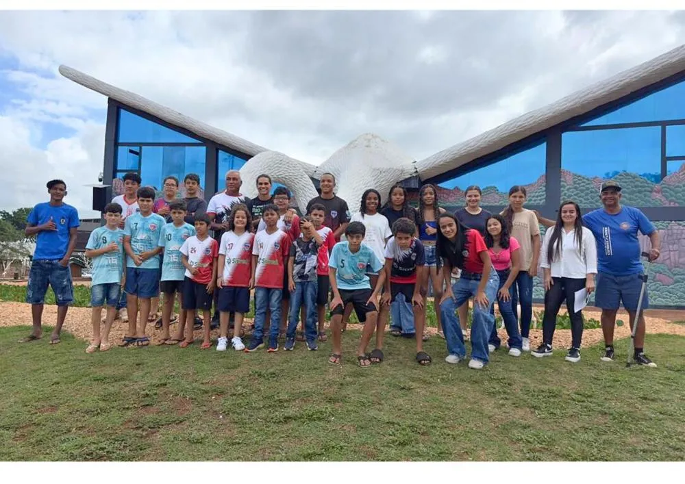 Crianças do Projeto 2 Irmãos Esporte Clube participam de encontro especial e visitam a decoração Raízes Pantaneiras