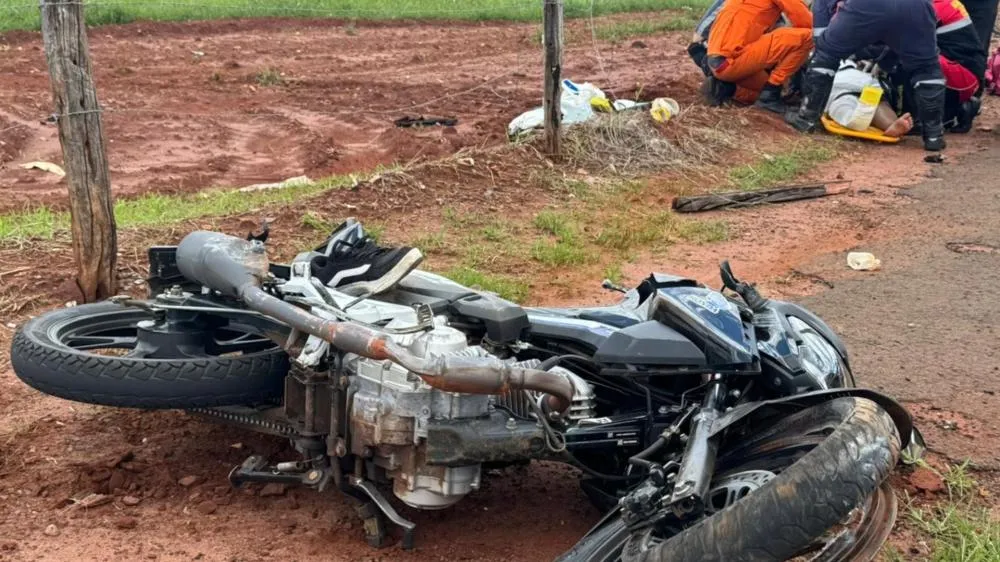 Motociclista ‘voa’ e bate em poste em acidente com carro na Vila Sobrinho