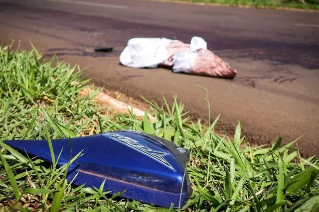 Motoentregador morre ao cair na pista e ser atropelado por caminhão em Campo Grande