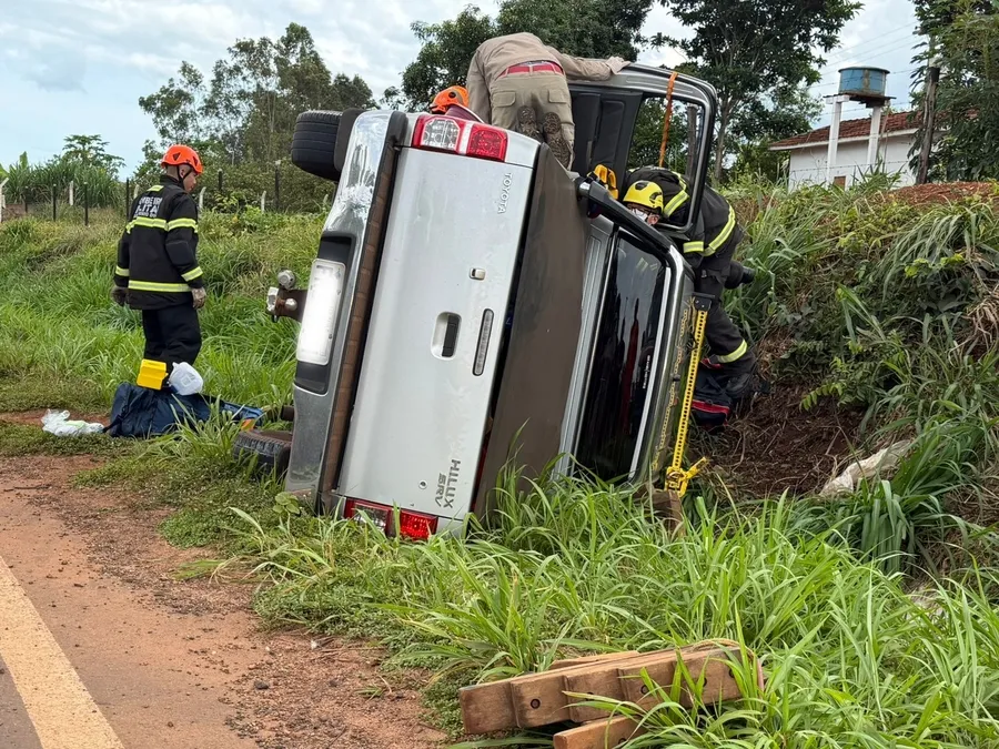 Motorista cochila ao volante e capota caminhonete na MS-134, em Batayporã