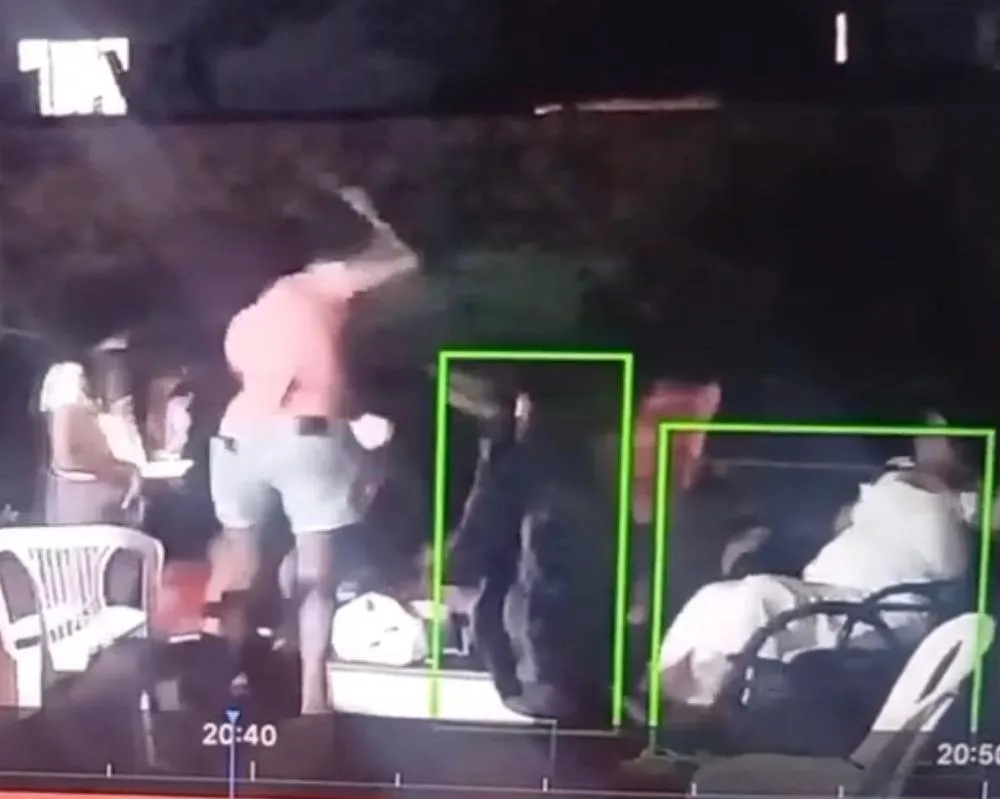 Mulher é flagrada por câmeras tentando esfaquear filha em briga familiar no Natal em Santa Rita do Pardo