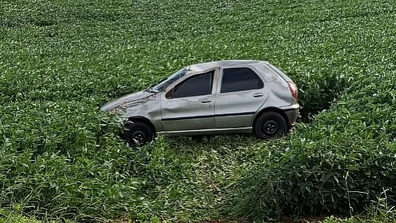 Carro é encontrado em lavoura de soja após sair da pista e capotar na MS-430, em São Gabriel do Oeste
