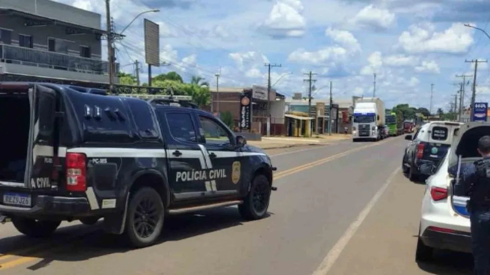 Cruel: homem dá facada no pescoço da esposa grávida e é preso durante fuga