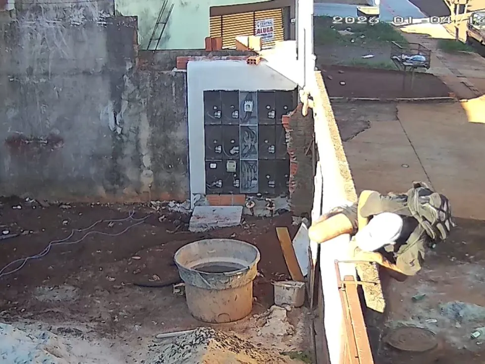 Homem pula muro para furtar R$ 15 mil em fiação de obra em Dourados
