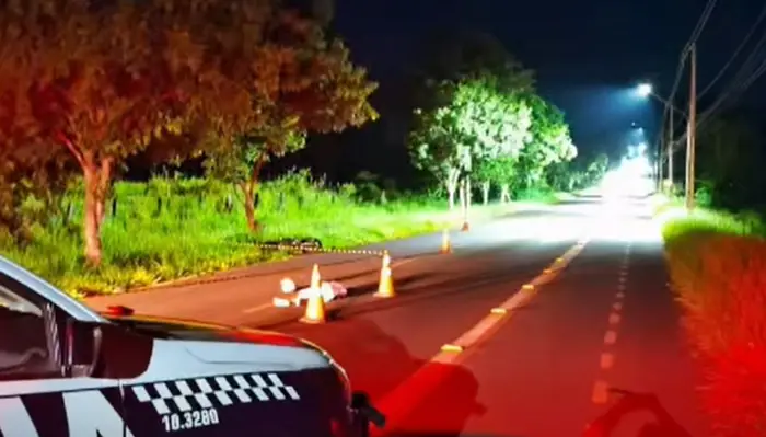 Casal vê moto com farol acesso e encontra motociclista morto após acidente