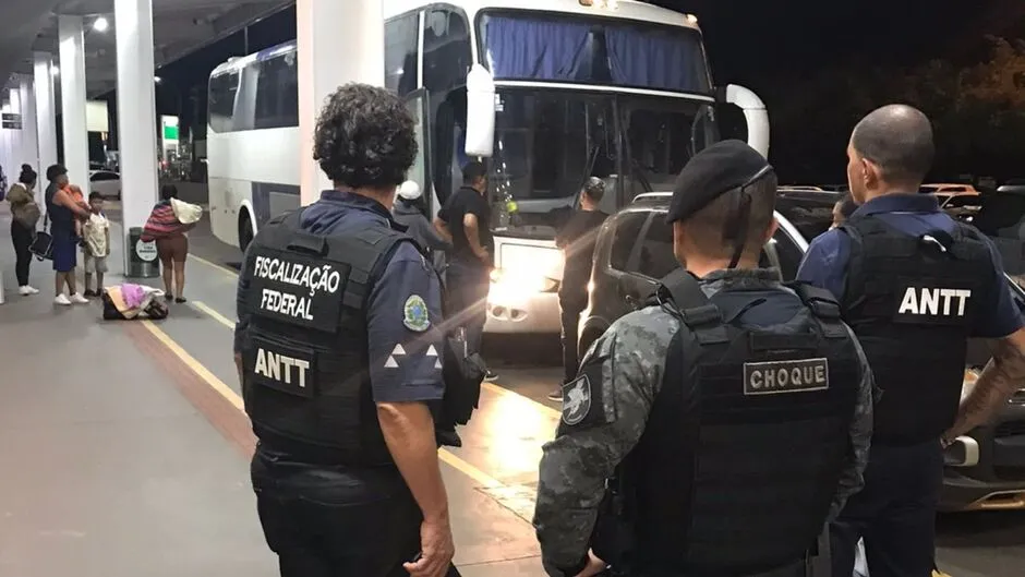 Mulher é presa e 71 bolivianos resgatados de cárcere em casa no Tijuca