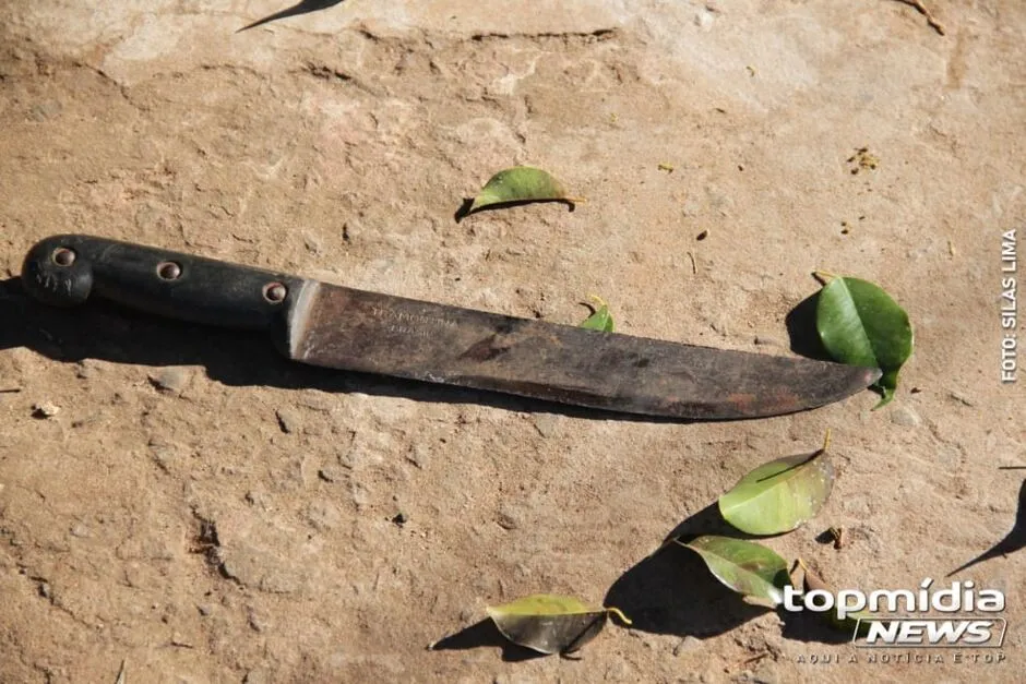 Mulher leva golpe de facão na cabeça durante assalto em Dourados