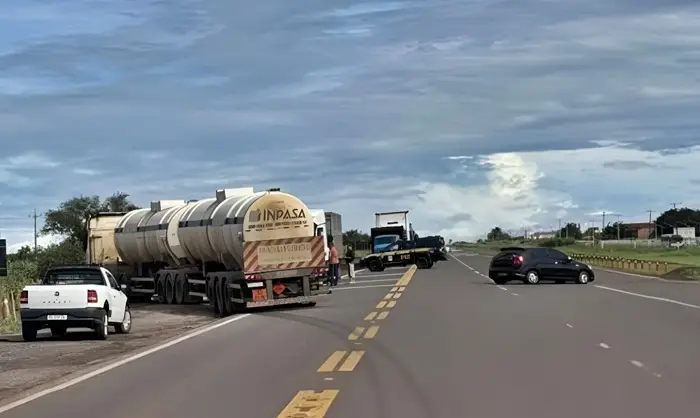 Colisão frontal entre carro e duas carretas deixa ferido na BR-163 em São Gabriel do Oeste