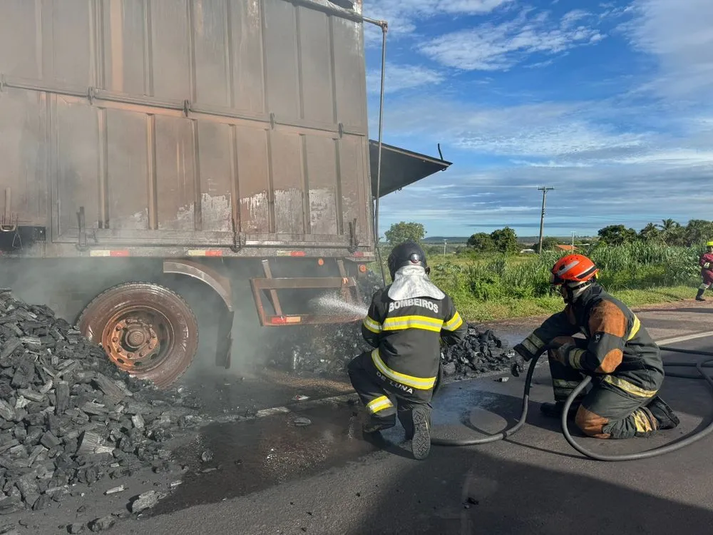 Carreta carregada com carvão tem princípio de incêndio na BR-163, em Coxim