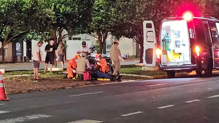 Entregador fica ferido após colisão entre motos em São Gabriel do Oeste Batida aconteceu à noite na Avenida Getúlio Vargas