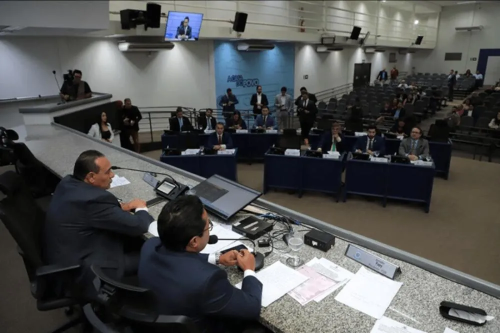 Câmara retoma sessão com vereadores entre a cruz e a espada