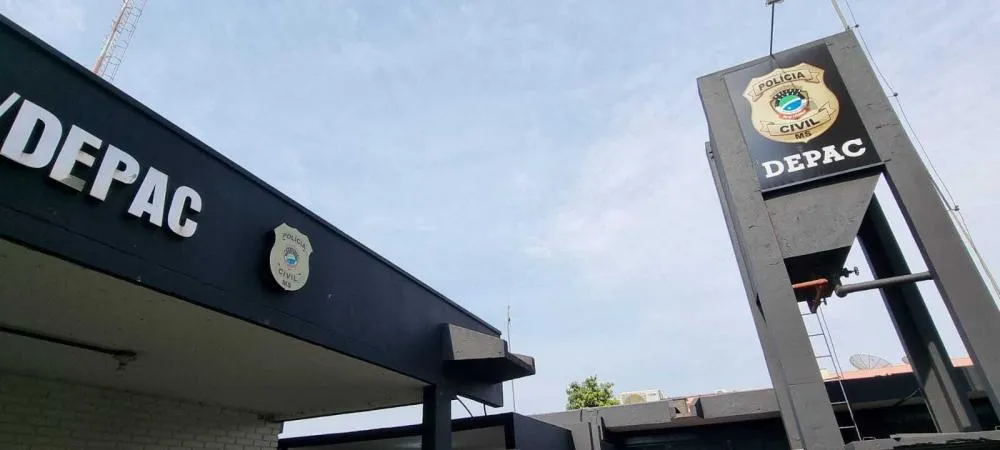 Homem é agredido com cacos de vidro por grupo após discussão com travesti