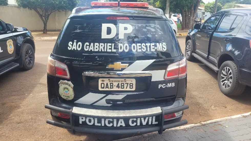 Homem é encontrado morto sob veículo em fazenda de São Gabriel do Oeste; polícia investiga homicídio