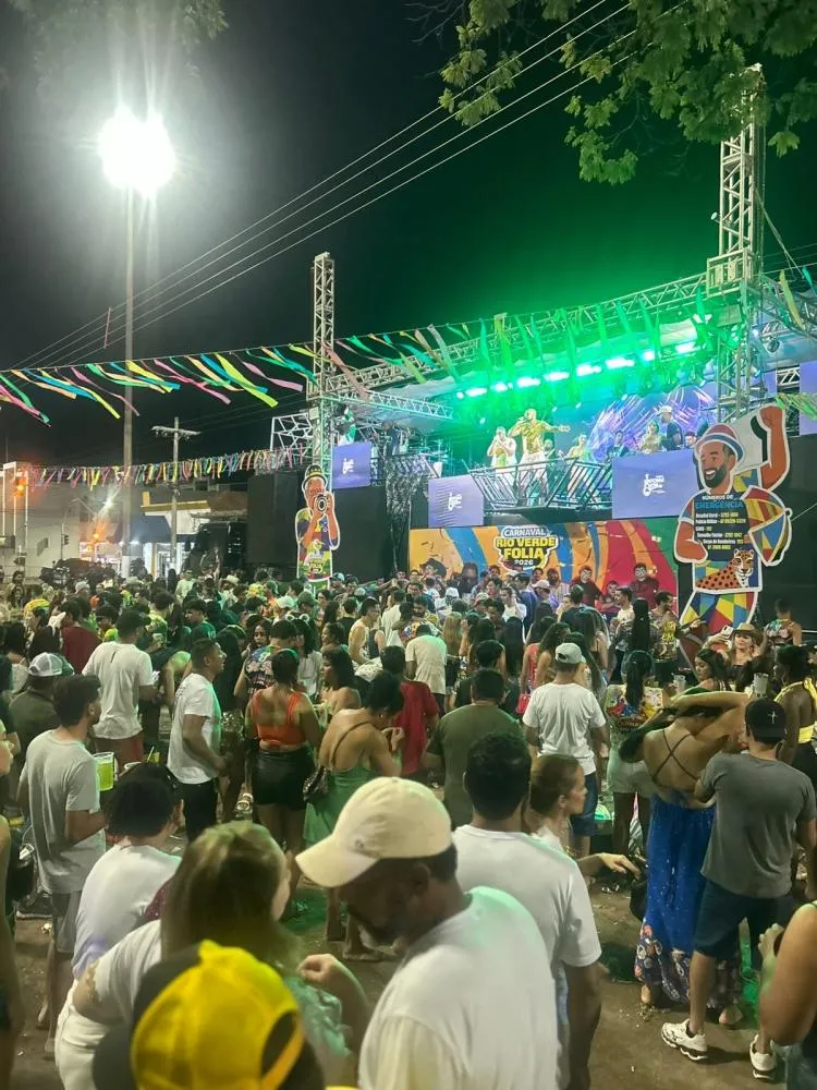 Primeira noite de Carnaval reúne multidão e confirma sucesso do Rio Verde Folia 2026