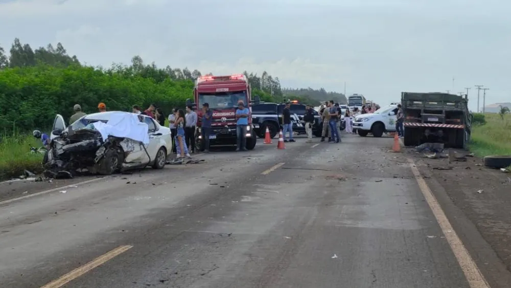 Motorista morre ao bater de frente com caminhão em rodovia na fronteira