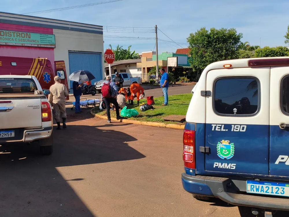Colisão entre Hilux e motocicleta deixa jovem ferido em São Gabriel do Oeste