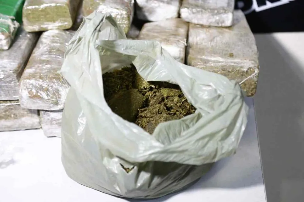 Disfarçados de policiais, bandidos armados roubam drogas de traficante em Campo Grande