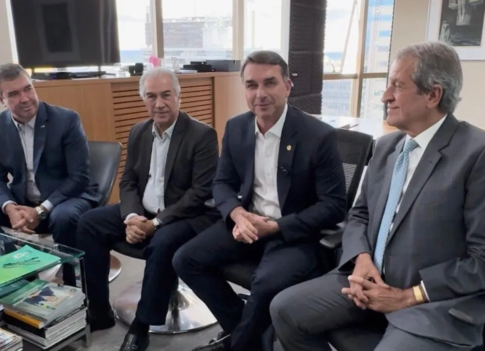 Eleições 2026: Flávio Bolsonaro se reúne com Riedel e Reinaldo para construção do projeto da direita em MS