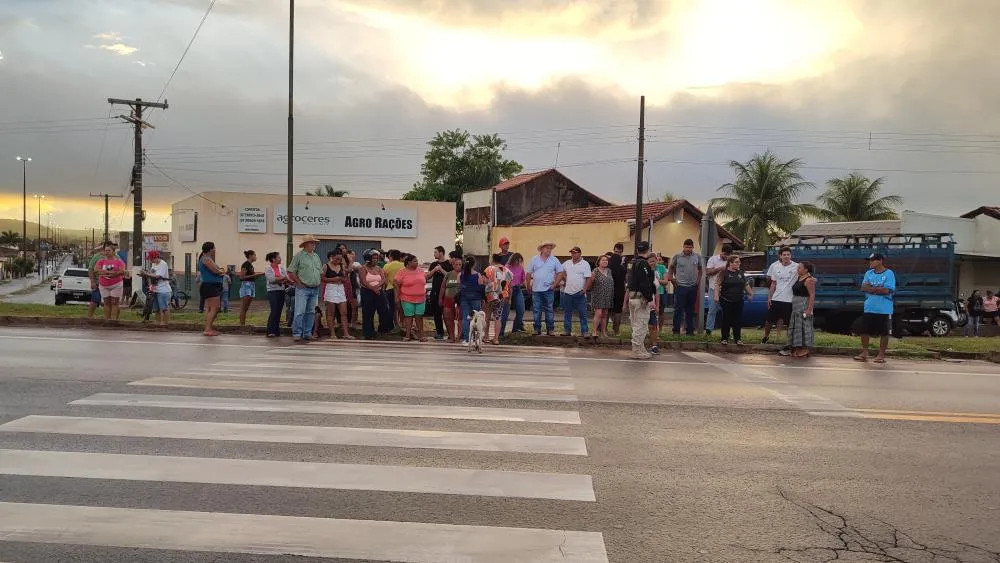 Moradores de Rio Verde protestam na BR-163 após acidente que vitimou criança de 8 anos