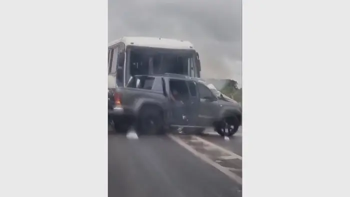 Colisão entre ônibus e caminhonete provoca lentidão no trânsito da BR-163