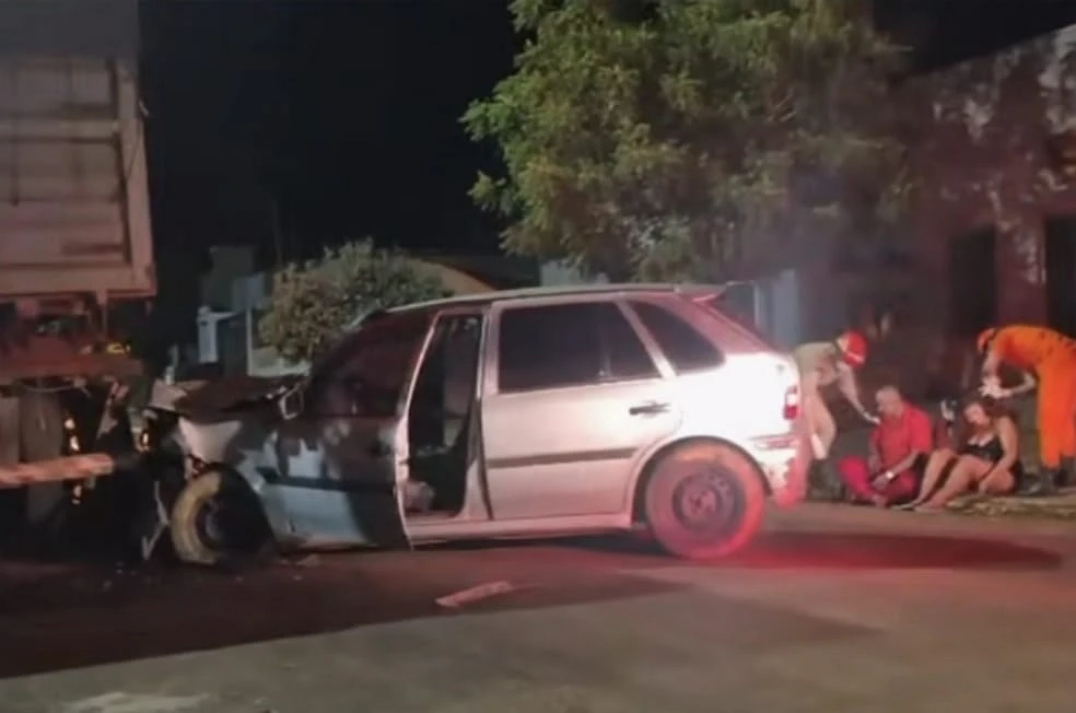Motorista é preso após colidir carro em caminhão estacionado e ser flagrado com arma em São Gabriel do Oeste