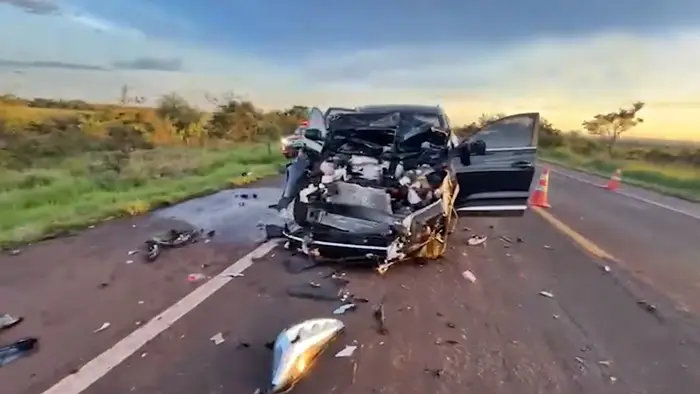 Motorista fica preso nas ferragens em batida entre carro e caminhão na BR-060