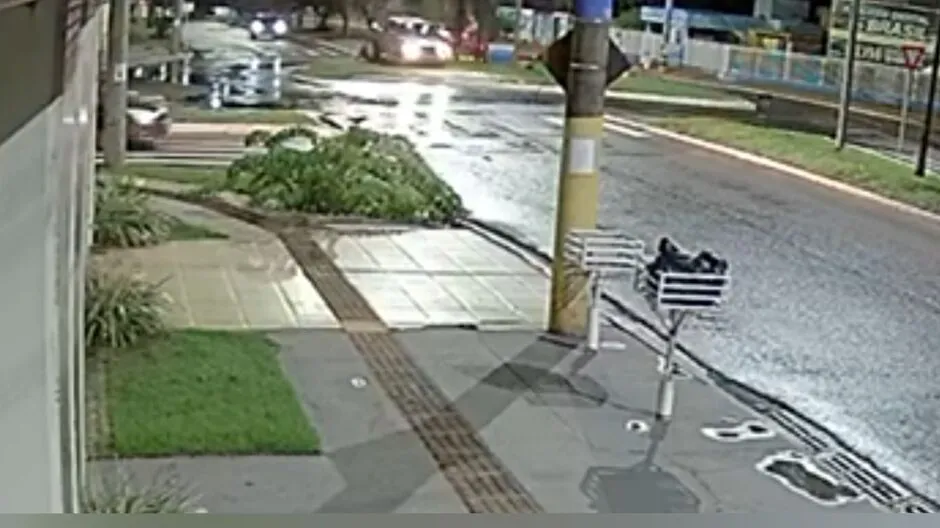 Motorista de caminhonete 'rampa' rotatória na Hiroshima