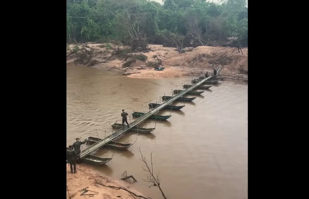 Exército instala passadeira para pedestres e prepara ponte provisória na MS-080, em Rio Negro