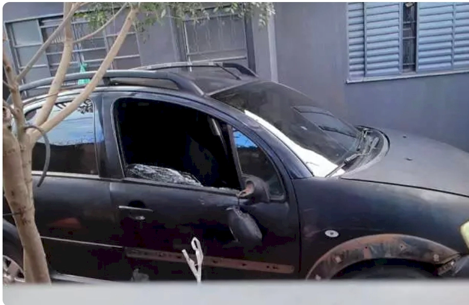 Carro que arrancou perna de comerciante é encontrado escondido em casa