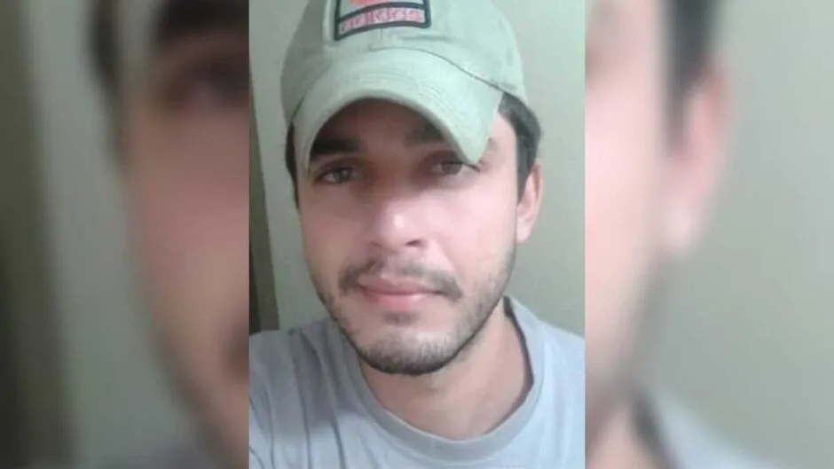 Homem atacado com água fervente não consegue abrir olho