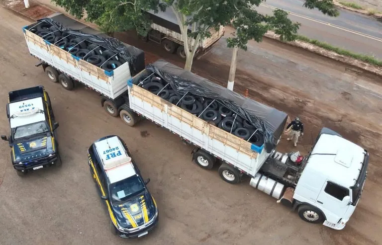 Caminhoneiro é preso com cerca de 320 pneus de origem estrangeira após abordagem na BR-163