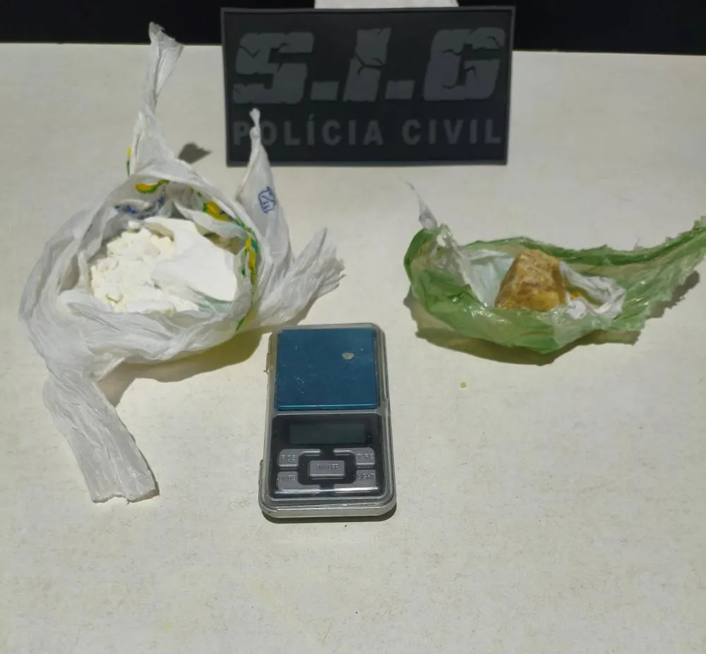 Mulher é presa com cocaína e crack escondidos em casa em reforma